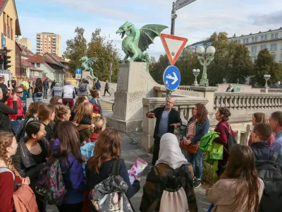 - 18.10.2019 &ndash; Turizem vLjubljani - reportaža o migrantski turi i &ndash; turistični ogled &ndash; migranti //FOTO: Luka Cjuha.