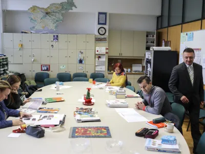 - simbolična fotografija - &scaron;olska zbornica, &scaron;olstvo, učitelji, ravnatelj - 05.12.2019 &ndash; Osnovna &scaron;ola O&Scaron; Frana Albrehta, &Scaron;olska ulica 1, Kamnik //FOTO: Jaka Gasar