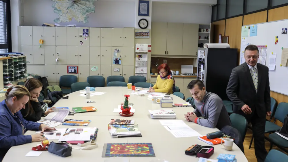 - simbolična fotografija - &scaron;olska zbornica, &scaron;olstvo, učitelji, ravnatelj - 05.12.2019 &ndash; Osnovna &scaron;ola O&Scaron; Frana Albrehta, &Scaron;olska ulica 1, Kamnik //FOTO: Jaka Gasar