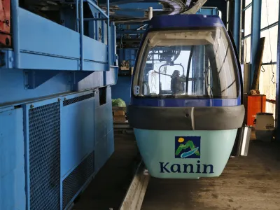 ATC smuči&scaron;če Kanin - postaja B - gondolska žičnica - gondola - - POSOČJE 2013 - upad povpra&scaron;evanja po turističnih zmogljivostih - turizem //FOTO: Bojan Velikonja OPOMBA: ZA OBJAVO V PRILOGI &ndash; DNEVNIKOV OBJEKTIV - REPORTAŽA 2013