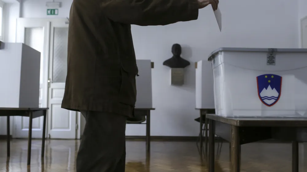 - sedež volilne komisije Mačkova ulica - volilna skrinja- Evropske volitve 2014 - Volitve poslancev v Evropski parlament - predčasno glasovanje na sedežih okrajnih volilnih komisij.   //FOTO: