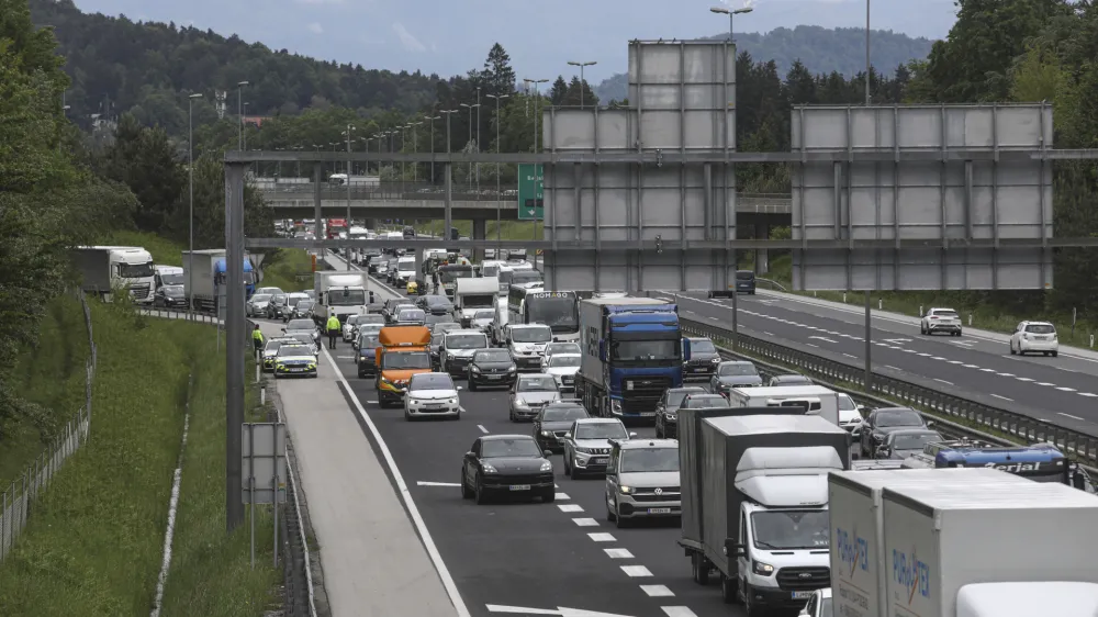 - 18.05.2023 &ndash; Ljubljanska obvoznica &ndash; prometni zastoj zaradi praznika Jezusov vnebohod v nekaterih državah //FOTO: Luka Cjuha