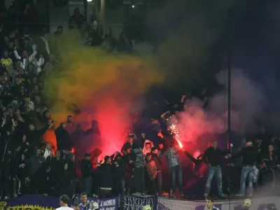 nogometna tekma Maribor - Olimpija - pretep navija?ev - navija?ki nered - policija - Viole//FOTO: Toma? Skale