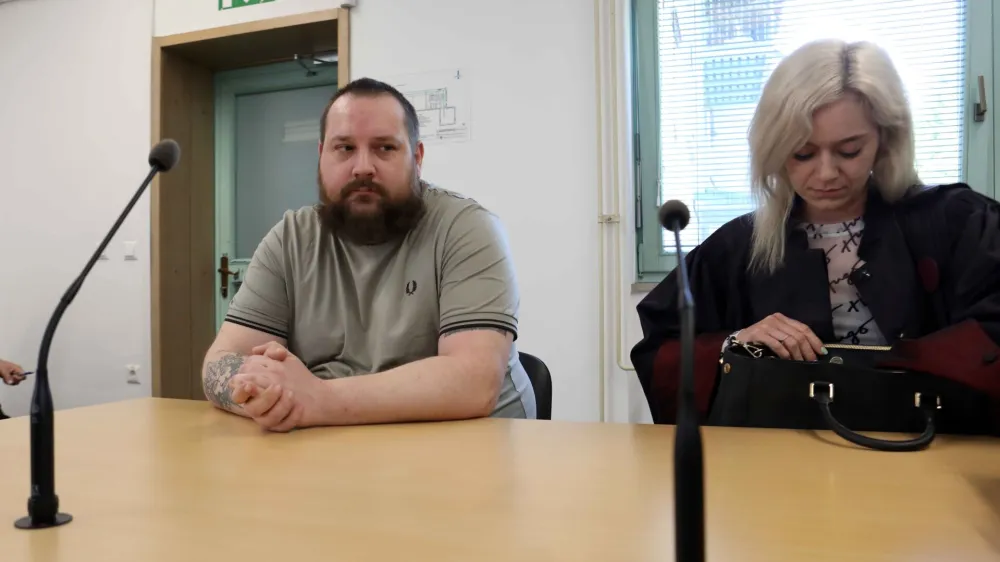 Urban Purgar se mora tokrat zagovarjati zaradi groženj in javnega spodbujanja sovra&scaron;tva, nasilja ali nestrpnosti, v preteklosti pa je bil že večkrat obsojen zaradi premoženjskih kaznivih dejanj.&nbsp;