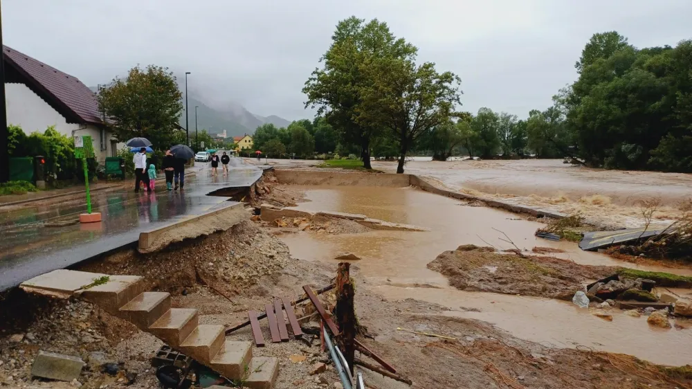 Cesta Medvode &Scaron;kofja Loka Poplave