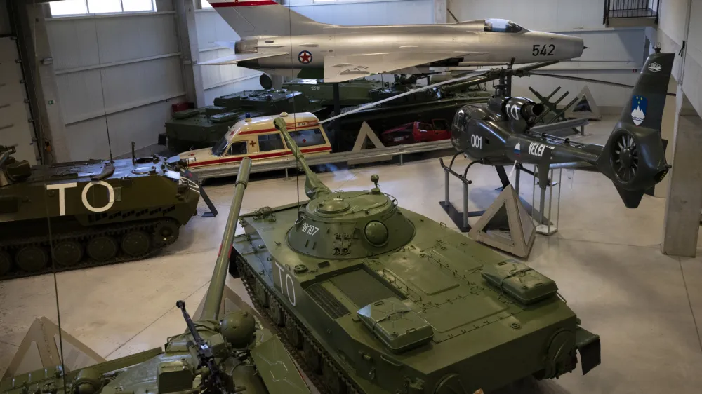 - voja&scaron;ko letalo - helikopter - tank- 17.03.2023 - Park voja&scaron;ke zgodovine Pivka &ndash; voja&scaron;ki muzej, nacionalna tankovsko-artilerijska zbirka z oklepnimi in drugimi voja&scaron;kimi vozili iz druge svetovne, hladne in slovenske osamosvojitvene vojne //FOTO: Nik Erik Neubauer