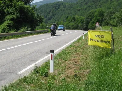 motoristi ceste v dolini Soče, predvsem proti Predelu in Vr&scaron;iču, ne uporabljajo samo v turistične namene ampak tudi kot neke vrste &raquo;moto poligon&laquo;
