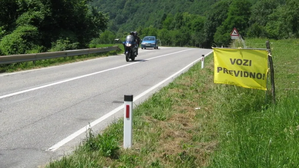 motoristi ceste v dolini Soče, predvsem proti Predelu in Vr&scaron;iču, ne uporabljajo samo v turistične namene ampak tudi kot neke vrste &raquo;moto poligon&laquo;