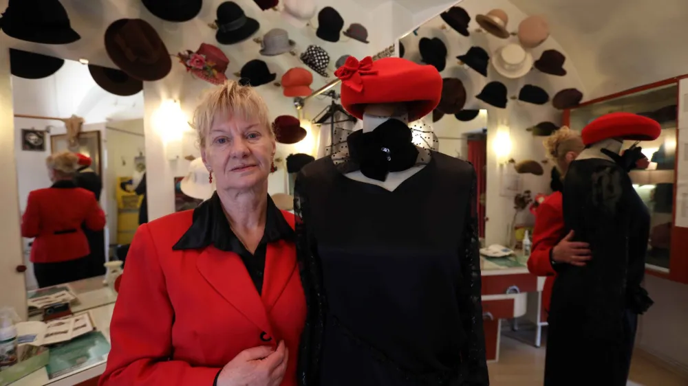 Modistka Mimi Dobnikar svojega poslanstva ne vidi le v sami izdelavi klobukov, temveč v svetovanju strankam in skrbnem premisleku, kaj se posameznemu obrazu najbolj prilega.