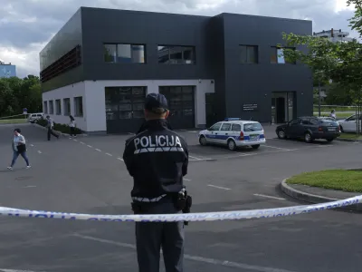 hi&scaron;na preiskava - Tehnični pregledi Moste - podjetje Produkt oprema za Avtoservisno dejavnost, Toplarni&scaron;ka ulica 20 v Ljubljani - Moste- 30.05.2016 - hi&scaron;ne preiskave domnevne korupcije pri tehničnih pregledih avtomobilov - kupovanje potrdil za tehnično izpravnost vozi četudi so bili ti neizpravni ali pomanjkljivo izpravni.//FOTO: Jaka Gasar