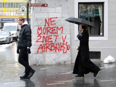 Vodnikov hram - grafit NE MOREM ŽIVET V AIRBNBJU- 20.01.2023 &ndash; simbolična fotografija &ndash; platforma Airbnb - počitni&scaron;ka nastanitev in prenoči&scaron;ča v Ljubljani &ndash; stanovanjska politika &ndash; oddajanje sob in stanovanj &ndash; turizem - //FOTO: Tomaž Skale