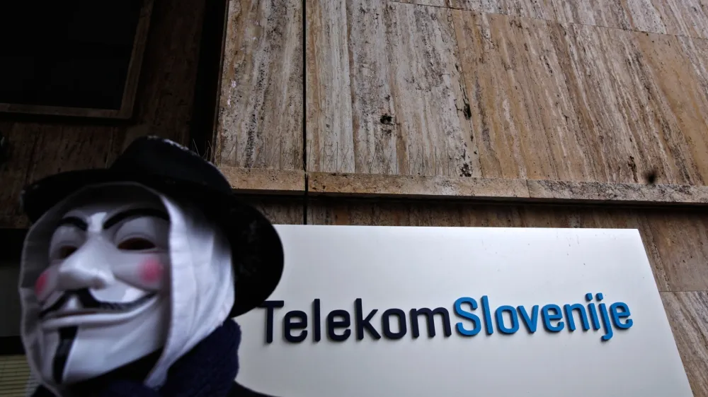 Telekom Slovenije - - maske anonimnežev Anonymous, stavba- protestni shod proti mednarodnemu trgovinskemu sporazumu za boj proti ponarejanju (Acta);  //FOTO: Luka Cjuha