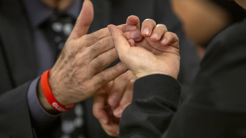 Predlog zakona o uporabi jezika gluhoslepih bo omogočil polno vključevanje gluhoslepih v družbo, zagotovil pravico do tolmača pred javnimi institucijami ter omogočil učenje in razvoj jezika gluhoslepih.&nbsp;