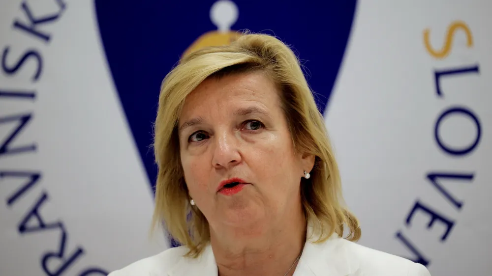 Ljubljana, Zdravniska zbornica Slovenije.Novinarska konferenca o staliscu zdravnistva do predloga zakona o prostovoljnem koncanju zivljenja.Predsednica Zdravniske zbornice Slovenije Bojana Beovic.