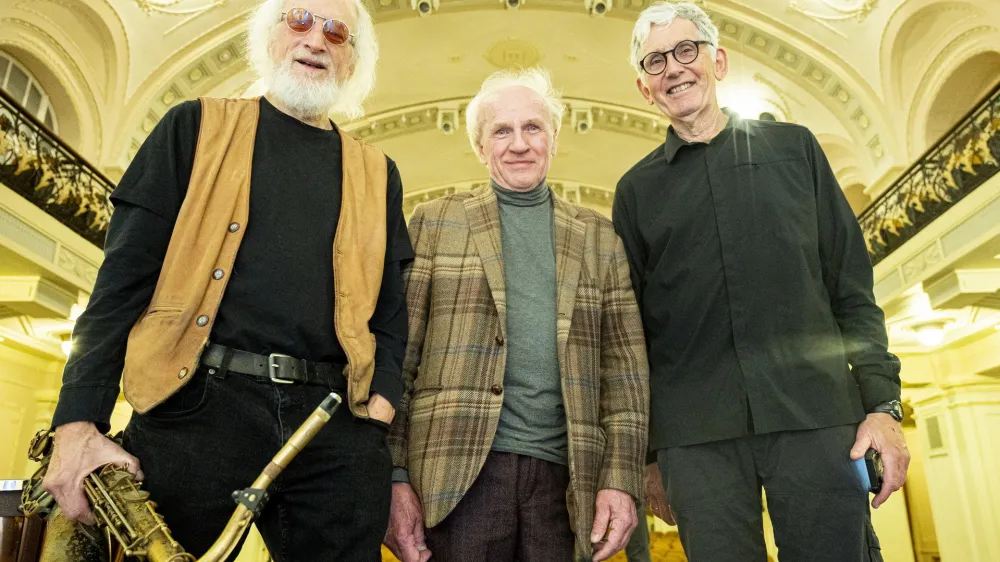 Član programskega odbora festivala Jazz Cerkno Mario Batelić pravi o zasedbi Jones Jones: &raquo;Če bi posegli po žargonu iz rockovskega sveta, bi za ameri&scaron;ko-litovski trio Jones Jones povedali, da gre za superskupino, saj je vsak član prej igral v kaki drugi zelo znani zasedbi.&laquo;&nbsp;