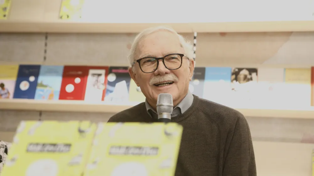 Podpredsednik dru&scaron;tva Bralna značka Slovenije - ZPMS Slavko Pregl je predstavil leto&scaron;njo darilno knjigo zbirke Zlata bralka, zlati bralec.