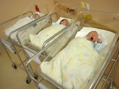 - ilustrativna fotografijaotroci, novorojenčki, - Porodni&scaron;nica Ljubljana 2012 - mestna porodni&scaron;nica je največja od 14 slovenskih porodni&scaron;nic, kjer se rodi tretjina slovenskih otrok., &Scaron;lajmerjeva ulica 4//FOTO: Tomaž Zajel&scaron;nik