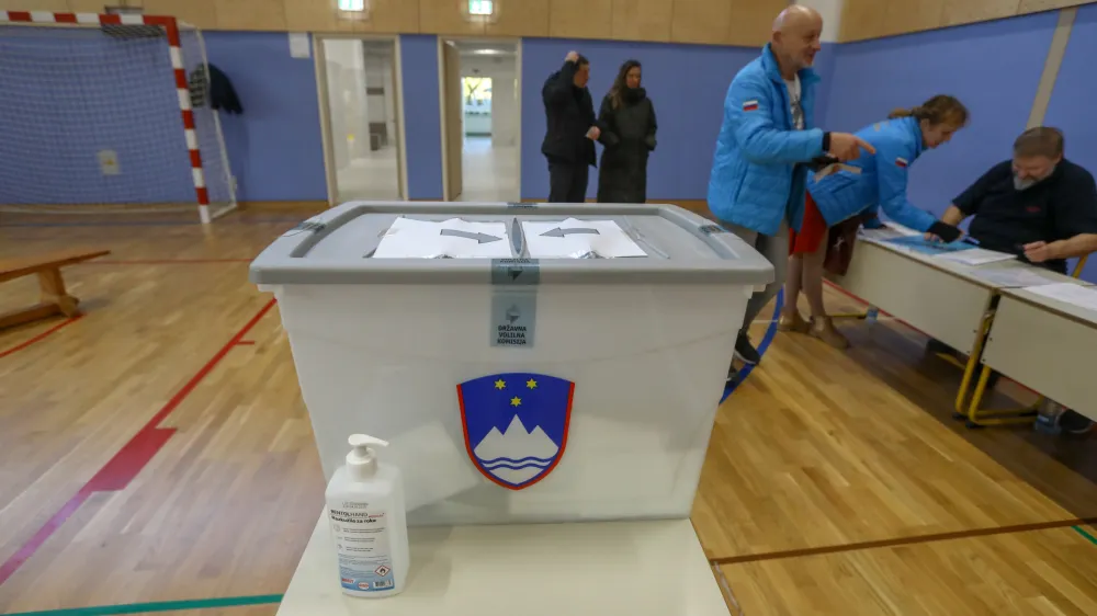 - voli&scaron;če - - 27.11.2022 &ndash; Referendumi 2022 &ndash; glasovanje o treh zakonodajnih referendumih, in sicer o&nbsp;noveli Zakona o vladi, noveli Zakona o dolgotrajni oskrbi in noveli Zakona o Radioteleviziji Slovenija&nbsp;&nbsp;//FOTO: Luka Cjuha