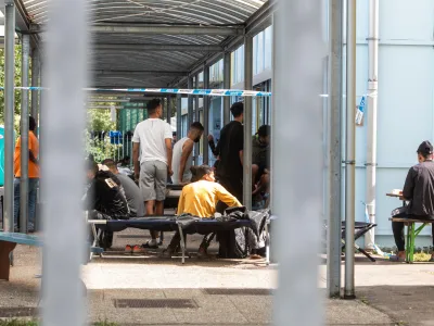 - migranti -- prezasedenosti azilnega doma - sprejme lahko največ 350 ljudi, trenutno jih je tam že 1200 - 15.09.2023 &ndash; Azilni dom Ljubljana - Urad Vlade republike Slovenije za oskrbo in integracijo Migrantov, Cesta v Gorice 15 v Ljubljani -Vič //FOTO: Bojan Velikonja
