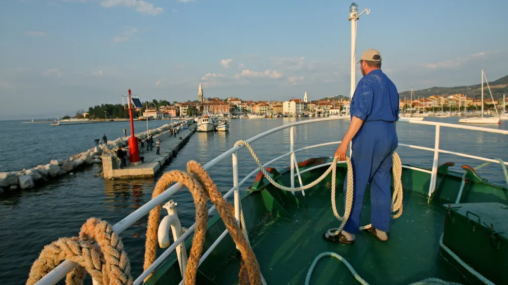 - ribi&scaron;la ladja Riba - ribiči - raztovarjanje ulova rib- Gremo na morje - slovenski pomor&scaron;čaki - primorje -  ///FOTO: Tomaž SkaleOPOMBA: ZA OBJAVO V PRILOGI &ndash; DNEVNIKOV OBJEKTIV - REPORTAŽA