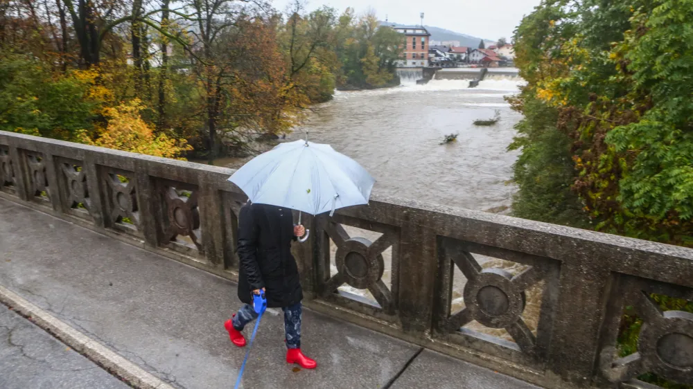 - 14.10.2015 - Fužine v Ljubljani - Fužinski most - narasla reka Ljubljanica - močno deževje - obilne padavine ifoto: Bojan Velikonja