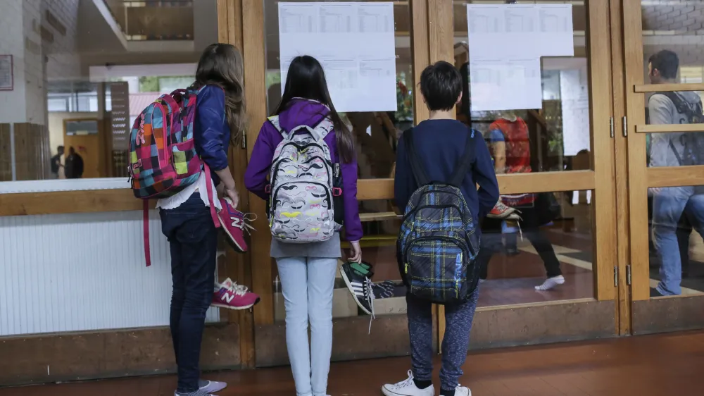 - Osnovna &scaron;ola Valentina Vodnika v Ljubljani - &scaron;olski hodnik - osnovno&scaron;olci - učenci - &scaron;olstvo    - 07.05.2015 - Nacionalno preverjanje znanja (NPZ) v osnovnih &scaron;olah - pisno preverjanje znanja iz maternega jezika za učence 6. in 9. razreda -    //FOTO: Jaka Gasar