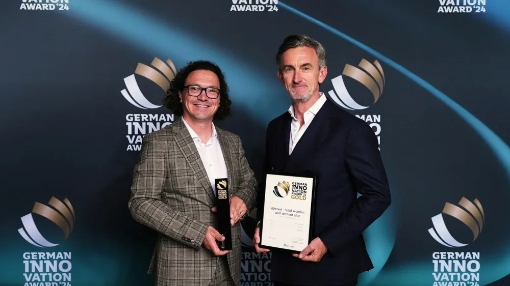 Martin Hladnik, direktor podjetja iQwood (levo), in Marko Lukić, direktor podjetja Lumar, z visokim nem&scaron;kim priznanjem. (Foto: Grand Visions)