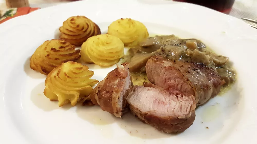 pork tenderloin in bacon crust with saut&eacute;ed mushrooms and duchess potatoes / Foto: Pmmart