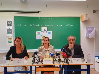 Lara Romih, Mojca Mihelič in Branimir &Scaron;trukelj (z leve) so opozorili na vrsto izzivov v javnem &scaron;olstvu. V &scaron;oli želijo vzpostaviti sistem zagotavljanja kakovosti in okrepiti njen vzgojni pomen.