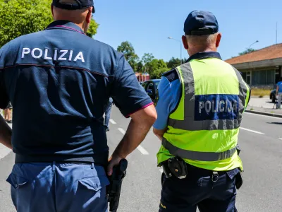 - slovensko-italijanska policijska patrulja &ndash; policija - 01.07.2019 &ndash; Sežana - nekdanji mejni prehod Lipica - Slovensko-italijansko mejo začeli nadzorovati me&scaron;ane slovensko-italijanske policijske patrulje s ciljem zaustaviti nezakonite prehode meja //FOTO: Bojan Velikonja