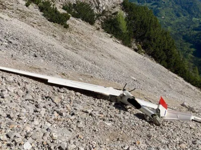 V strmoglavljenju letala na območju severnega vznožja gore Vajnež tik za slovensko mejo je umrl 56-letni pilot. 