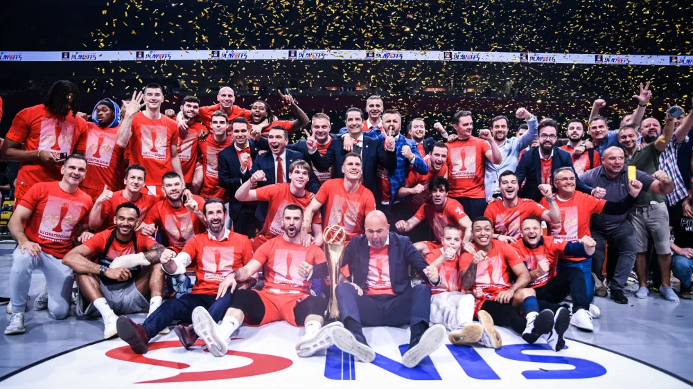 Ko&scaron;arkarji Crvene zvezde so prekinili niz 24 zaporednih tekem v finalih lige ABA, na katerih se je uspeha veselil gostitelj, in s 3:0 v zmagah proti Partizanu slavili sedmi naslov prvaka.