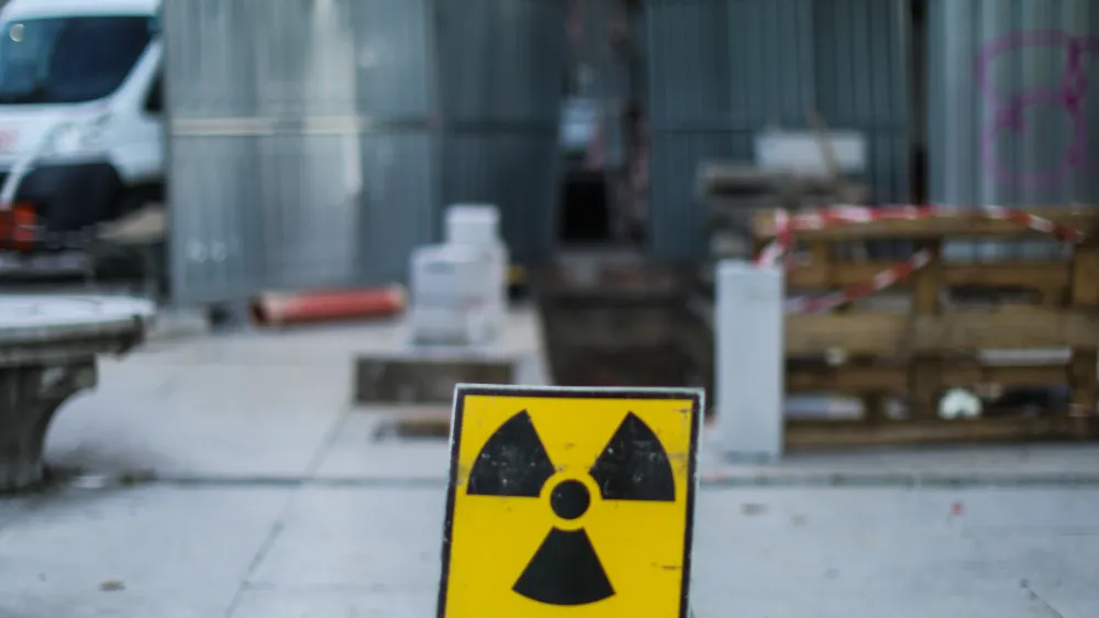 - 30.09.2021 &ndash; Simbolična fotografija - Mednarodni znak za radioaktivno nevarnost - pozor sevanje, radioaktivnost, radioaktivne nevarne snovi, onesnaževanje, ekologija,  //FOTO: Bojan Velikonja