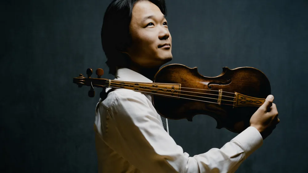 V Mozartovem Koncertu za violino in orkester &scaron;t. 4 v D-duru (KV 218) bo solist Shunske Sato, eden najizvirnej&scaron;ih violinistov dana&scaron;njega časa. Koncert bo novembra v okviru cikla FKK 2.&nbsp;