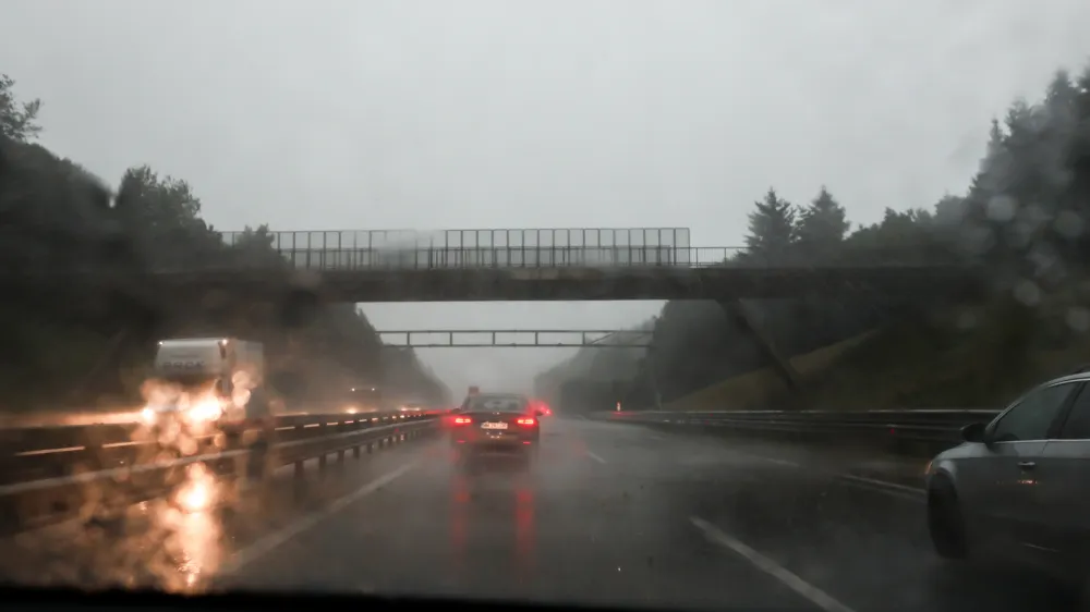 - Nevihta, nevihtni oblak. &Scaron;tajerska avtocesta Maribor - Ljubljana- 19.07.2023 &ndash; vreme - oranžno opozorilo za celotno Slovenijo &ndash; nevihtni pas - nevihte //FOTO: Bojan Velikonja
