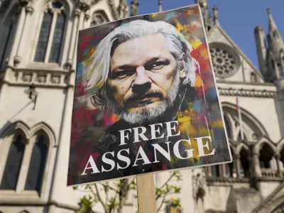 Pred poslopjem sodi&scaron;ča se je včeraj zbralo veliko protestnikov, ki so zahtevali osvoboditev Juliana Assangea.&nbsp;