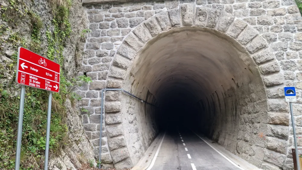 Trasa &Scaron;trekna poteka po opu&scaron;čeni trasi nekdanje železni&scaron;ke proge in povezuje Velenje in Dravograd. F Klemen Hren