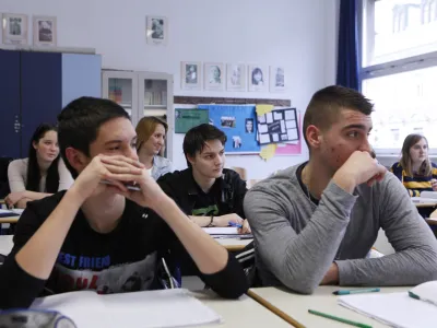 Strah pred preverjanjem znanja in občutek preobremenjenosti mlade prepogosto vodita v hudo psihično izmučenost. Fotografije je simbolična.&nbsp;