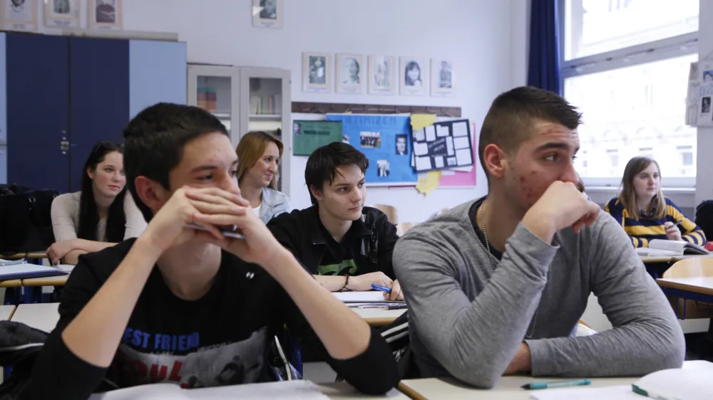 Strah pred preverjanjem znanja in občutek preobremenjenosti mlade prepogosto vodita v hudo psihično izmučenost. Fotografije je simbolična.&nbsp;