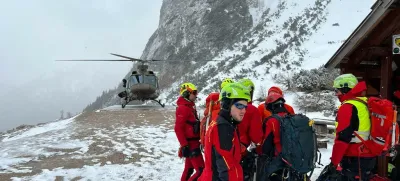 Reševalna akcija je zaradi kasnejšega poslabšanja vremena in večjega števila ponesrečencev trajala več kot šest ur. 