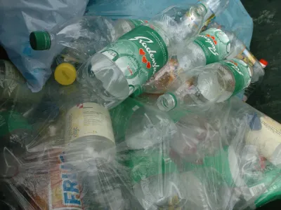 Industrija pijač in nevladniki podpirajo uvedbo kavcijskega sistema, v katerem potro&scaron;nik ob nakupu plača kavcijo, ki jo dobi povrnjeno ob vrnitvi embalaže v trgovino, komunalno gospodarstvo je proti.&nbsp;