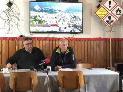 na fotki levo Andrej Čufer, desno Janez Urbanc, ki sta predstavila mnenje civilne iniciative proti &scaron;irjenju tovarne Elan