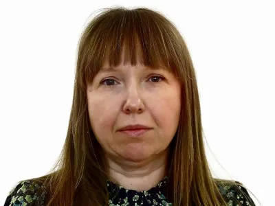 Nina Knavs- Redakcija Dnevnik 2024 - portreti za komentarje in kolumne - kolumnisti - komentatorji &ndash; novinarji - portret //FOTO: Luka Cjuha