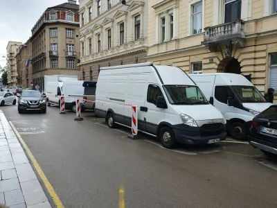 Parkiranje v mestu ob snemanju spotov