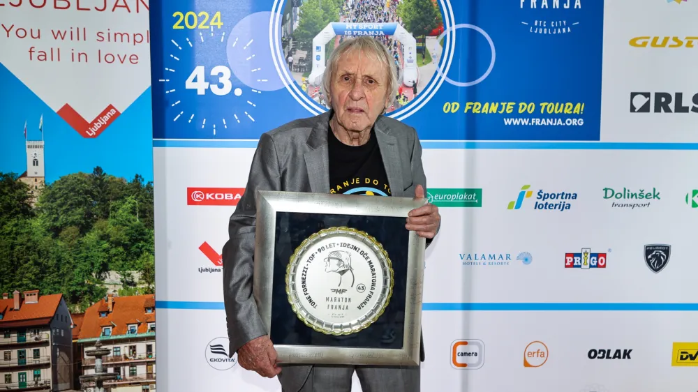 Absolutni zmagovalci posameznih dirk bodo prejeli posebne kolajne, ki bodo imele na zadnji strani priložnostno gravuro karikature Toneta Fornezzija - Tofa, s čimer se mu bodo zahvalili za soustvarjanje Franje. &nbsp;