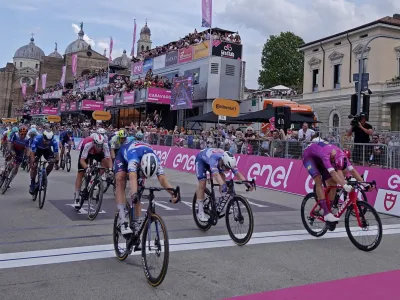 Tim Merlier (levo) je s skrajnimi močmi premagal Jonathana Milana (desno), za njima je končal Kaden Groves (v sredini).&nbsp;