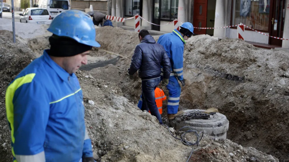Sanacija počene vodovodne cevi na Slom&scaron;kovi ulici v Ljubljani - delavci VO-KA//foto: Bojan Velikonja