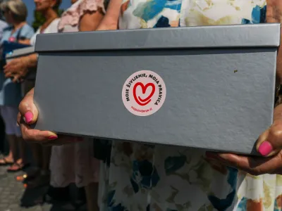 - 17.07.2023 - avtorji zakona o pomoči pri prostovoljnem končanju življenja so oddali zbrane podpise volivcev in volivk v zakonodajni postopek; - predlog zakona o dolgotrajni oskrbi,- Evtanazija //FOTO: Bojan Velikonja