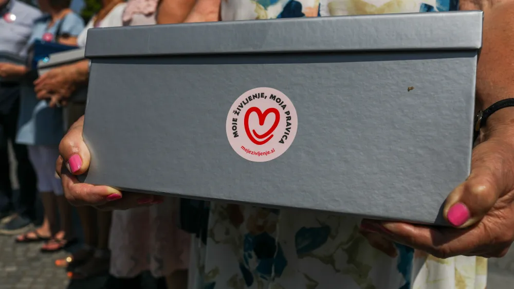 - 17.07.2023 - avtorji zakona o pomoči pri prostovoljnem končanju življenja so oddali zbrane podpise volivcev in volivk v zakonodajni postopek; - predlog zakona o dolgotrajni oskrbi,- Evtanazija //FOTO: Bojan Velikonja