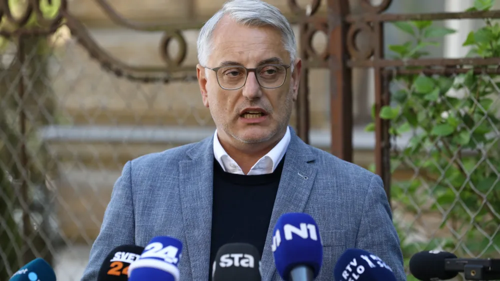 12.04.2024 - Minister za gospodarstvo, turizem in &scaron;port Matjaž Han bo danes ob 14. uri na križi&scaron;ču Resljeve in Čufarjeve za stavbo RTV Slovenija dal izjavo za medije glede kandidature za predsednika stranke SD na sobotnem volilnem kongresuFoto: Luka Cjuha